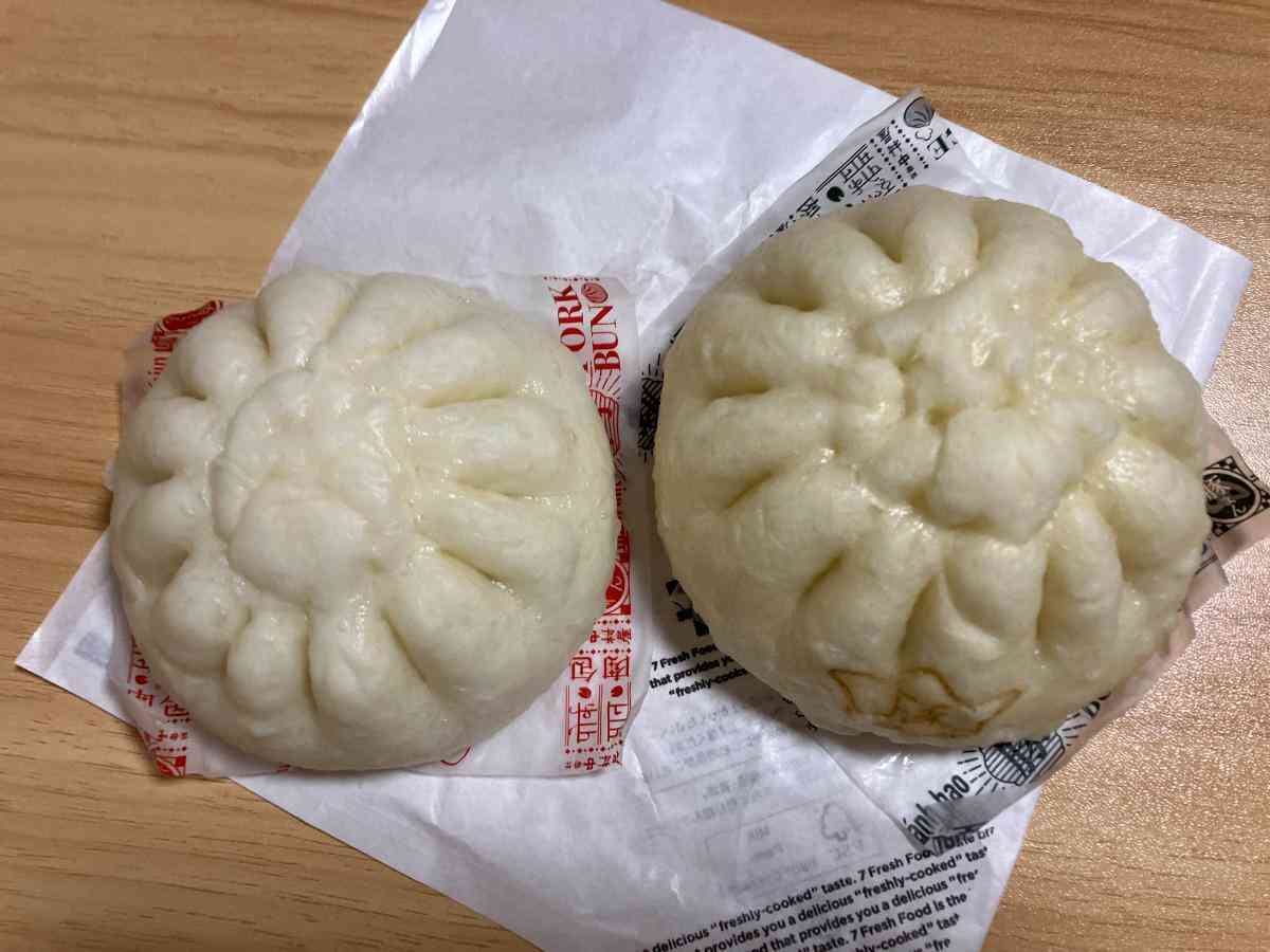 セブンイレブンの肉まんを2つ並べている
